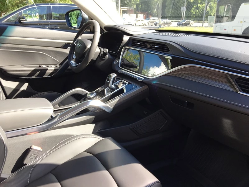 Geely Atlas Pro Luxury автомобиль в аренду