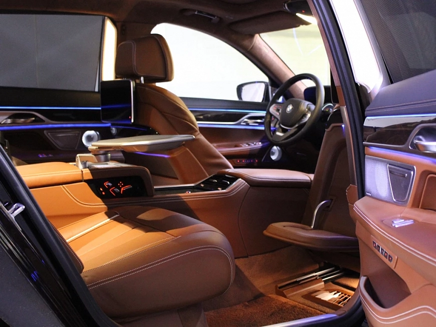 BMW M760Li xDrive G12 взять машину в аренду