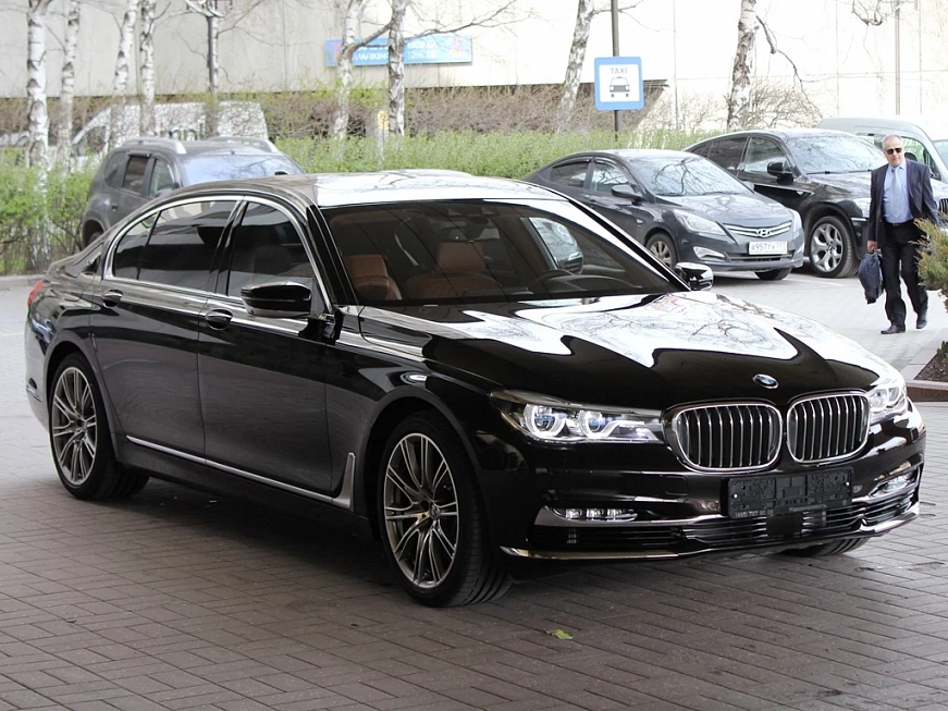 BMW M760Li xDrive G12 автомобиль в аренду