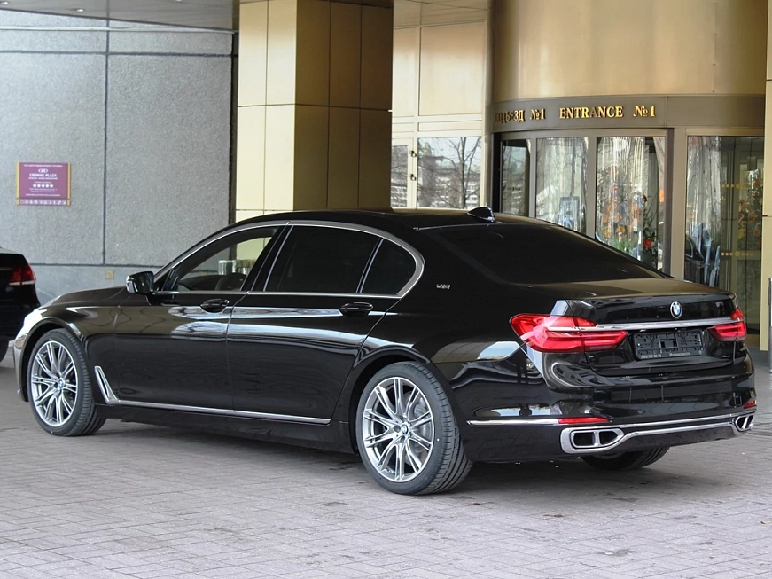 BMW M760Li xDrive G12 автопрокат