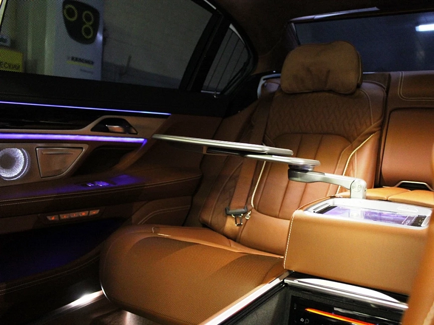 Прокат BMW M760Li xDrive G12 в Москве