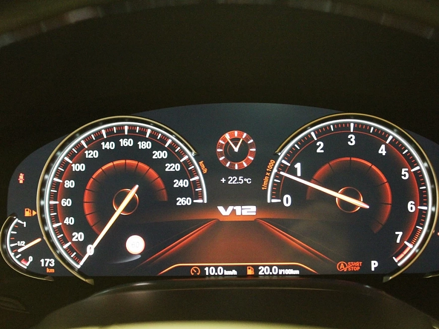 Прокат BMW M760Li xDrive G12 в Москве