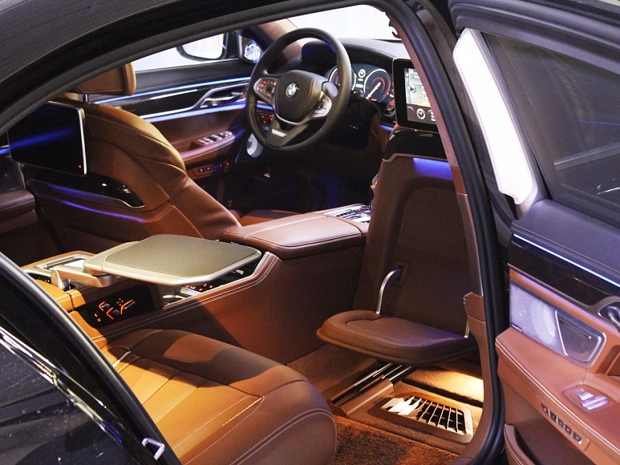 BMW M760Li xDrive G12 взять машину в аренду