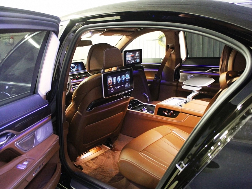 BMW M760Li xDrive G12 аренда в Москве