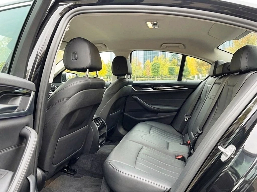 BMW 520d X-Drive G30 rest. автомобиль в аренду